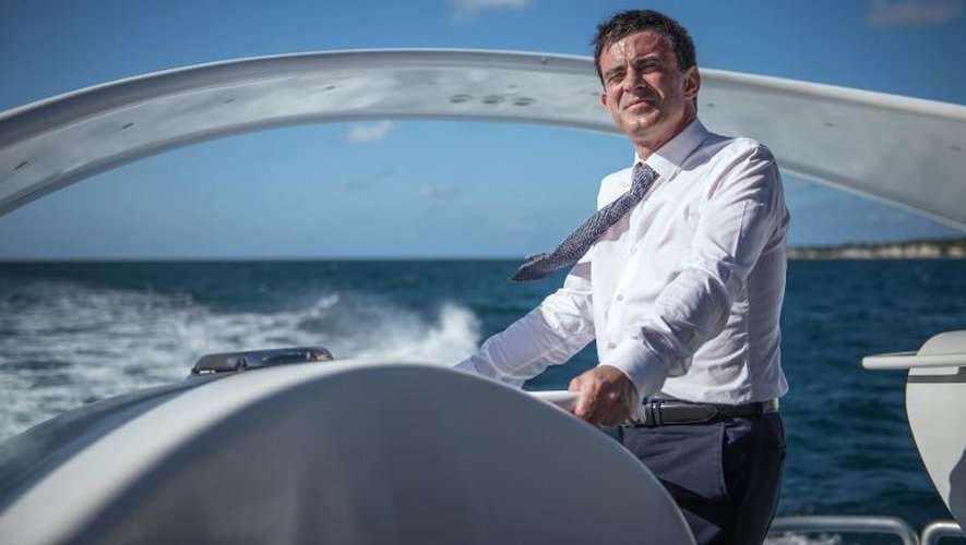 Le Premier ministre Manuel Valls sur un bateau lors d'une étape à Mayotte, le 13 juin 2015