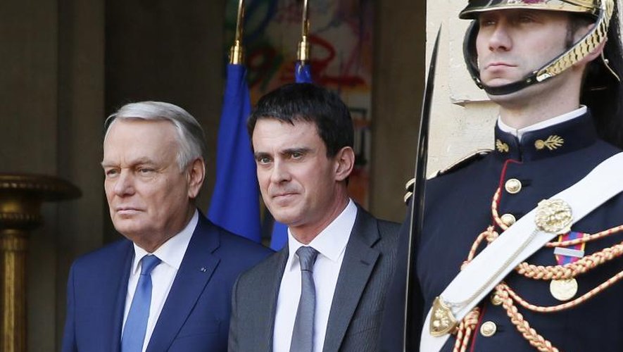 Passation de pouvoir entre l'ancien Premier ministre, Jean-Marc Ayrault (g), et le nouveau, Manuel Valls, à Matignon le 1er avril 2014