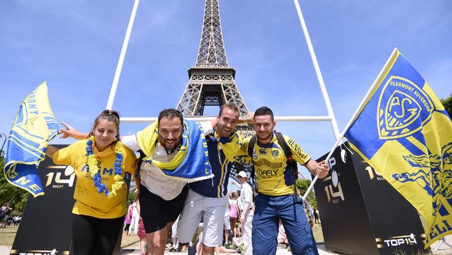 Des supporters de Clermont posent devant la Tour Eiffel à quelques heures de la finale de Top 14, le 13 juin 2015