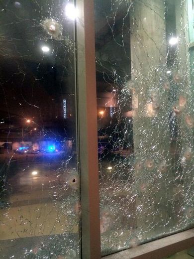 Une fenêtre criblée de balles au quartier général de la police à Dallas, le 13 juin 2015, photo fournie par la police de Dallas