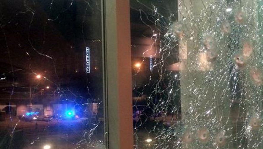 Une fenêtre criblée de balles au quartier général de la police à Dallas, le 13 juin 2015, photo fournie par la police de Dallas