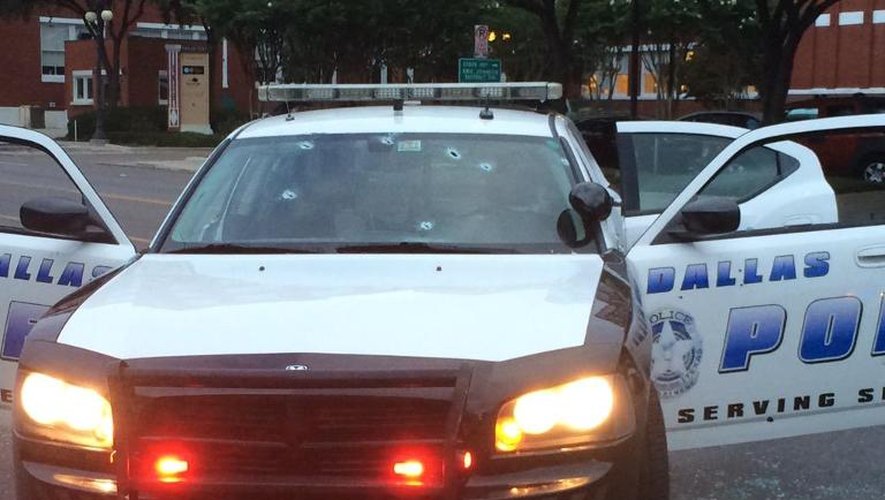 Photo fournie le 13 juin 2015 par la police de Dallas montrant un véhicule des forces de l'ordre cible d'une attaque par balles