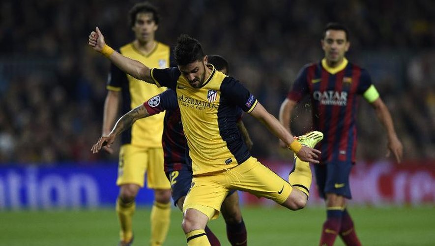 L'attaquant de l'Atletico Madrid, David Villa tire pendant le quart de finale aller de la Ligue des champions contre le FC Barcelone, le 1er avril 2014 au Camp Nou à Barcelone