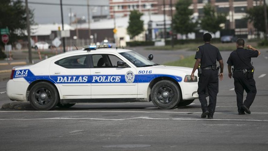 Des policiers établissent un périmètre de sécurité après une attaque contre le quartier général de la police à Dallas, le 13 juin 2015