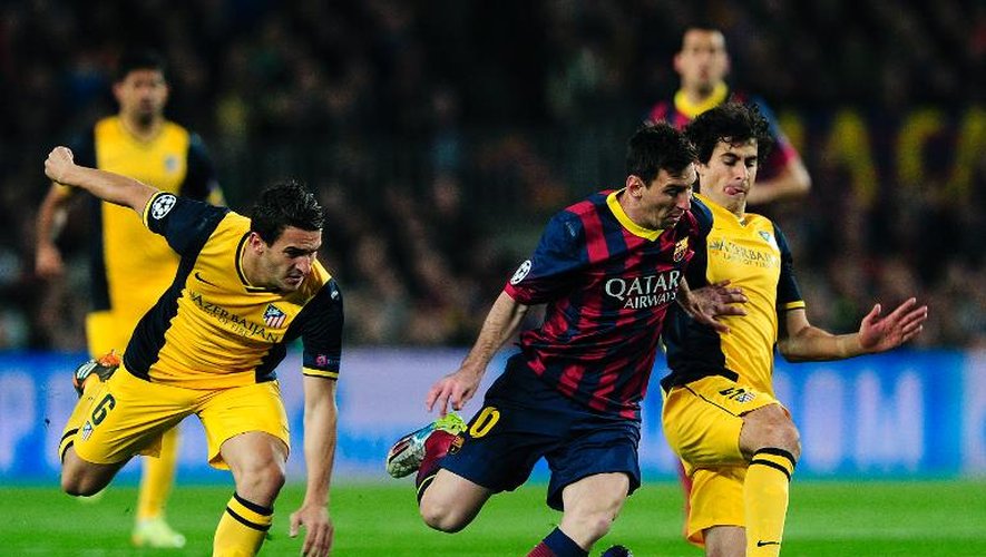 L'attaquant argentin du FC Barcelone, Lionel Messi, à la lutte avec Tiago Mendes (D) durant le quart de finale aller de la Ligue des champions contre l'Atletico Madrid, le 1er avril 2014 au Camp Nou à Barcelone