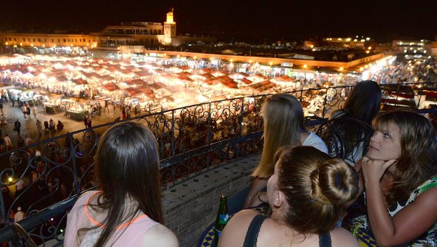 Des touristes prennent un verre sur une terrasse surplombant la place Jamaa El Fna de Marrakech, le 5 juin 2015