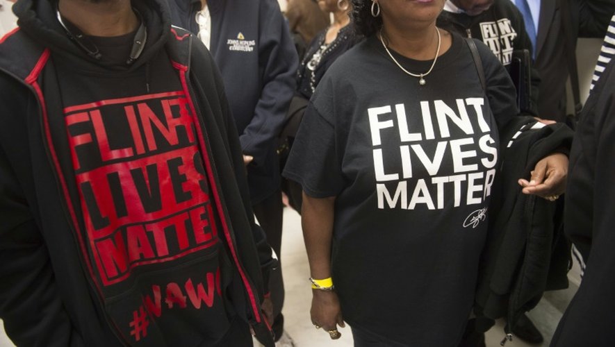 Des gens attendent de rencontrer une commission gouvernementale à Washington sur la question de l'eau contaminée à Flint, le 17 mars 2016