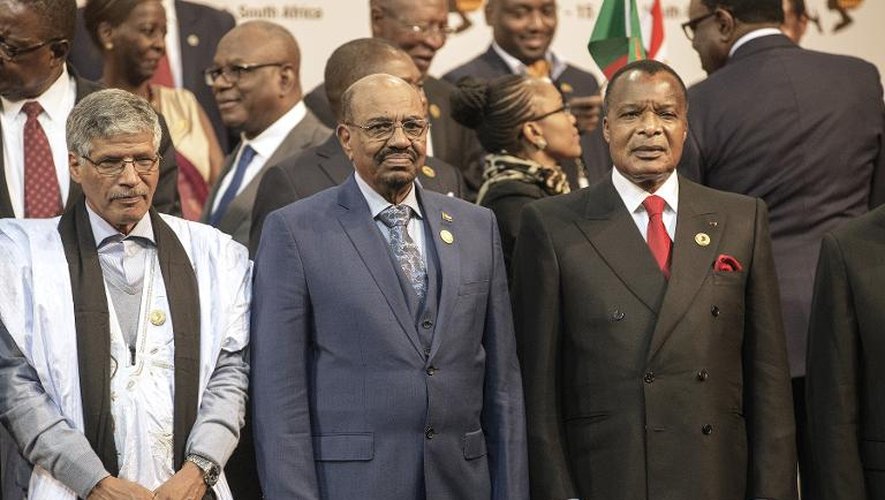 Le président soudanais, Omar el-Béchir (C), son homologue congolais Denis Sasso-Nguesso (D) et un représentant Sahrawi au sommet de l'Union africaine à Johannesburg, le 14 juin 2015