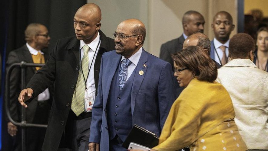 Le président soudanais Omar el-Béchir (c) au 25e sommet de l'UA à Johannesburg le 14 juin 2015