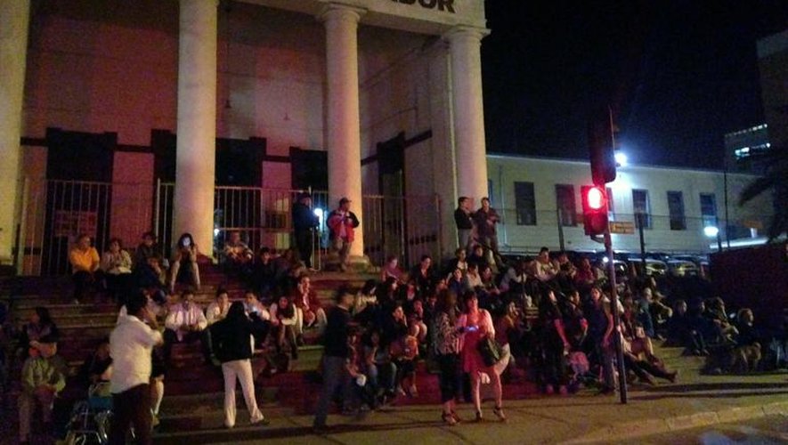 Des habitants en fuite dans la rue en raison d'une alerte au tsunami le 1er avril à Antofagasta au Chili