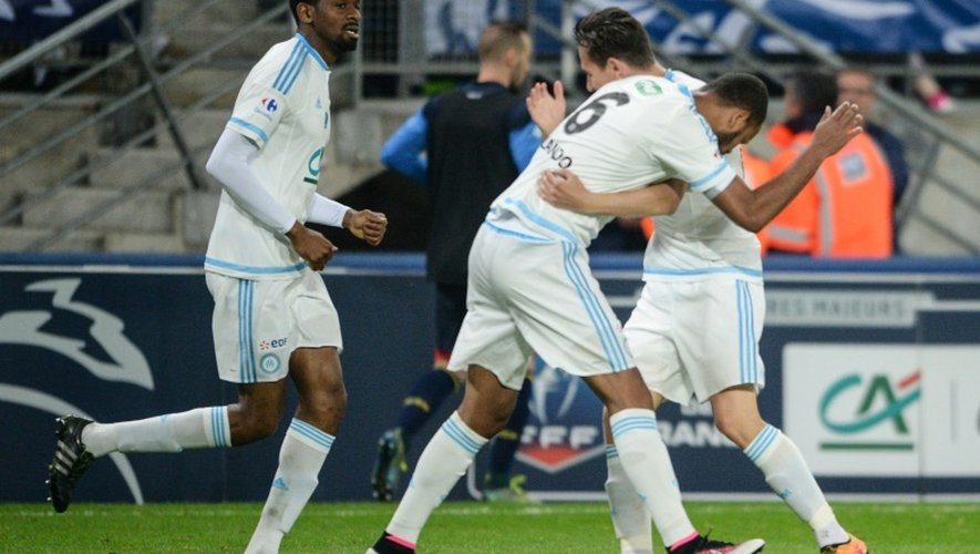 Le milieu de Marseille Florian Thauvin (à droite) se fait féliciter pour son but face à Sochaux en demi-finale de la Coupe de France, le 20 avril 2016 à Montbéliard