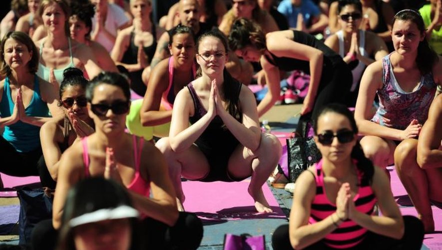 Des femmes participent à un cours géant de yoga en plein air à New-York, le 21 juin 2013