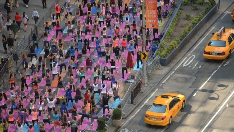 Des personnes participent à un cours géant de yoga à New York, le 21 juin 2013