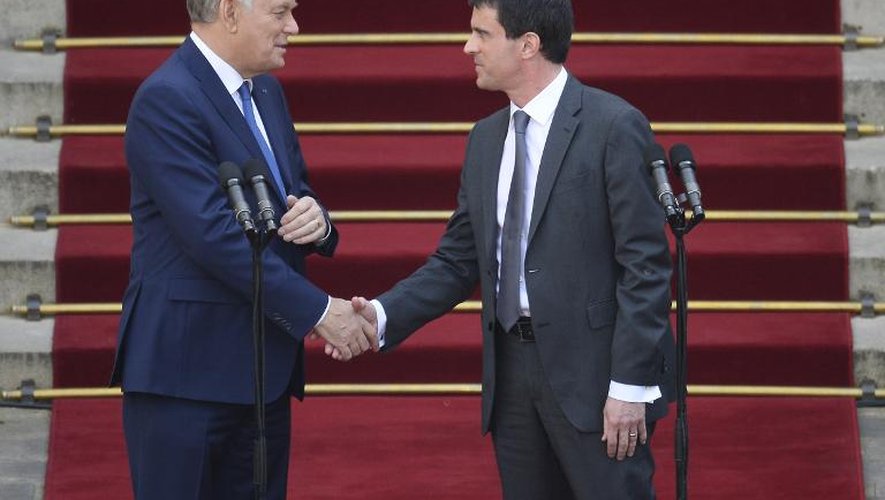 Jean-Marc Ayrault et Manuel Valls lors de la passation de pouvoir le 1er avril 2014 à Matignon à Paris