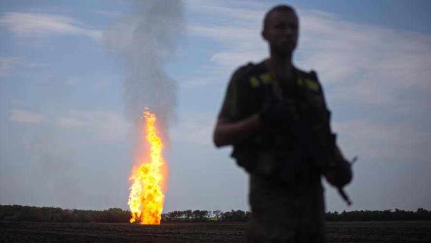 Un Ukrainien à proximité d'un gazoduc en flamme, bombardé par les séparatistes prorusses près de Avdiivka, dans la région de Donetsk region, le 12 juin 2015
