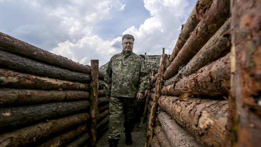 Photo fournie par le service de presse présidentiel le 11 juin 2015 du président ukrainien Petro Porochenko examinant des fortifications des forces ukrainiennes, à Marioupol dans la région de Donetsk