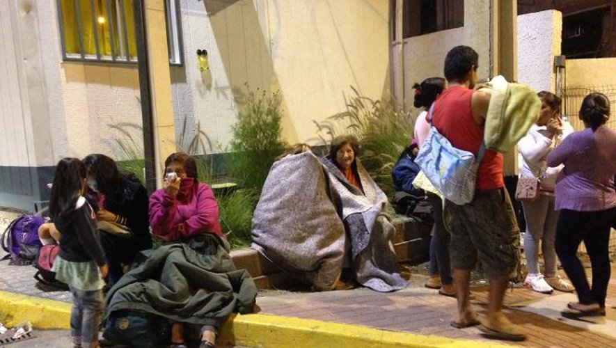 Des habitants sont rassemblés dans la rue après une alerte au tsunami consécutive à un séisme de magnitude 8,2, à Antofagasta le 1er avril 2014