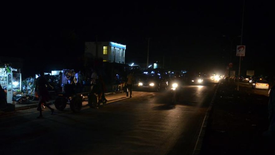 Une rue de Niamey dépourvue d'éclairage public, le 18 juin 2013