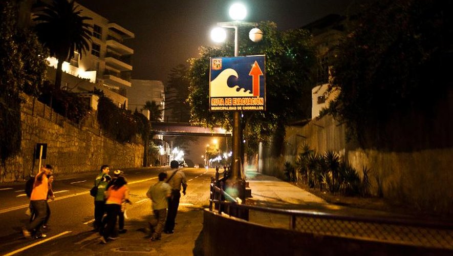 Des habitants de Lima évacuent vers le haut de la ville après une alerte au tsunami consécutive à un séisme de magnitude 8,2, à Lima, au Pérou, le 1er avril 2014
