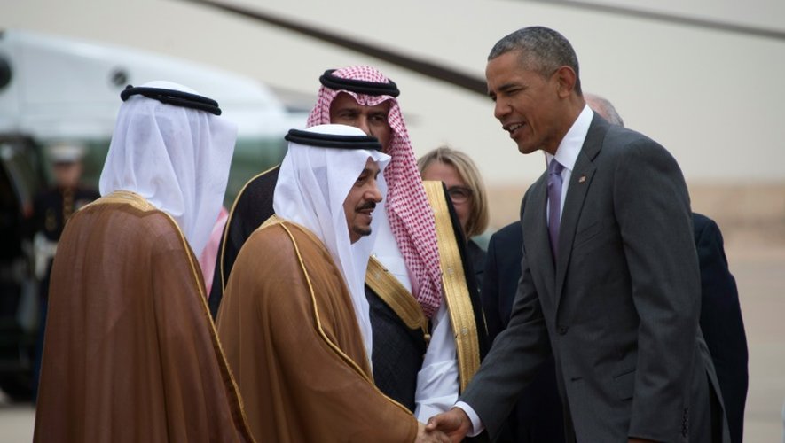 Le président américain Barack Obama accueilli par le prince  Faisal bin Bandar bin Abdelaziz al-Saud à son arrivée le 20 janvier 2016 à l'aéroport international de Ryad