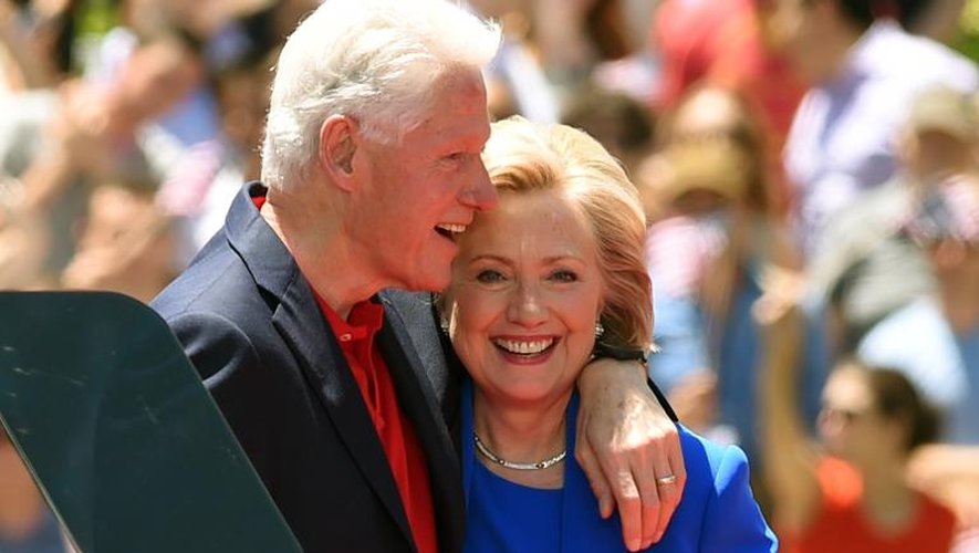 La candidate démocrate à la Maison Blanche Hillary Clinton le 13 juin 2015 à New York, avec son mari Bill Clinton