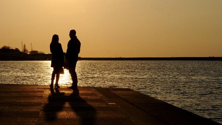Un couple regarde le coucher du soleil sur la mer Noire, dans le port de Sébastopol, en Crimée, le 1er avril 2014