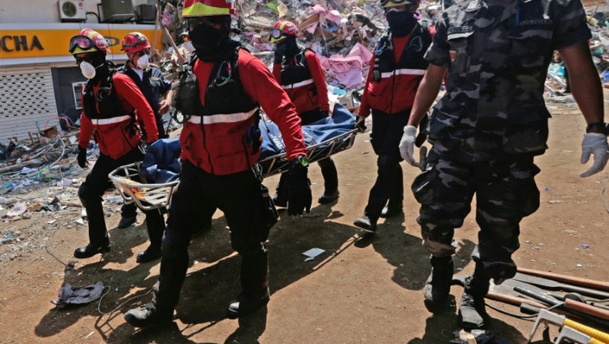 Les sauveteurs évacuent  un cadavre retrouvé dans les décombres le 20 avril 2016 à Manta