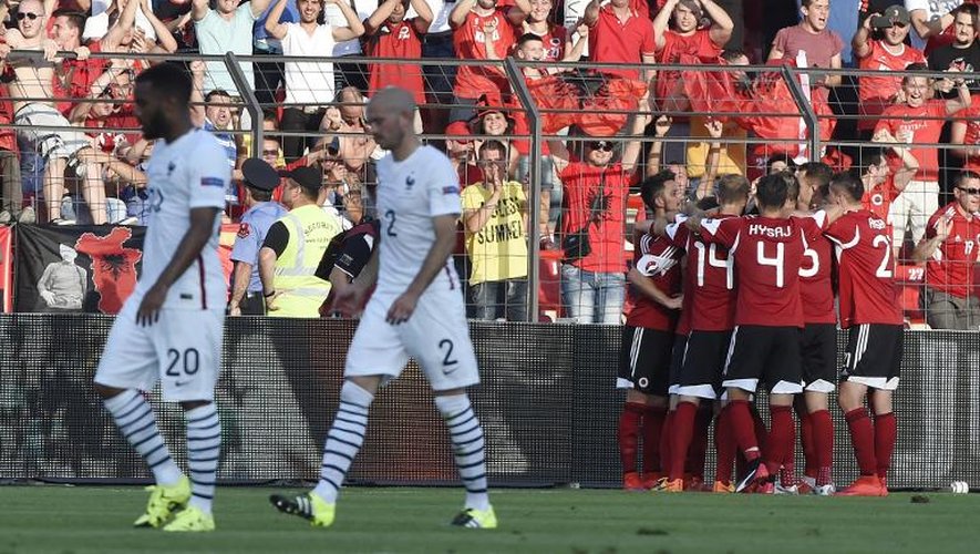 Les joueurs albanais fêtent le but sur coup franc de Kaçe face à la France, le 13 juin 2015 à Elbasan