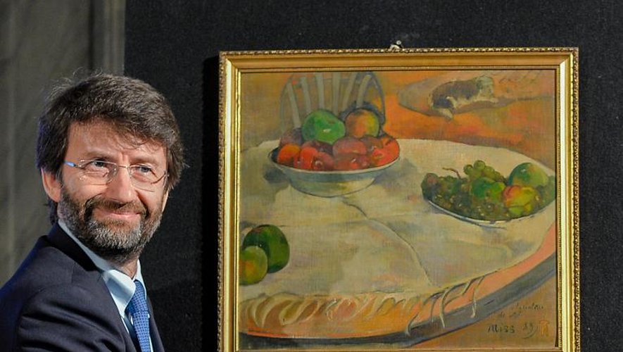 Le ministre de la Culture italien Dario Franceschini le 2 avril 2014 devant une toile de Paul Gauguin  "Fruits sur une table ou nature morte au petit chien", l'une des deux oeuvres dérobées à Londres dans les années 70 et retrouvées en Ital