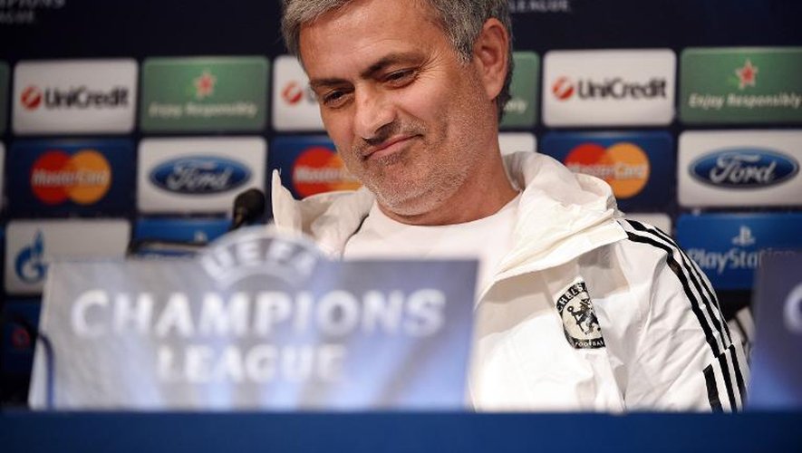 L'entraîneur de Chelsea, José Mourinho, sourie lors de la conférence de presse du 1er avril 2014 au Parc-des-Princes avant le match contre le PSG