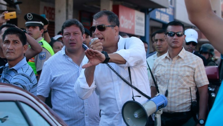 Le président Rafael Correa en visite le 19 avril 2016 à Montecristi après le séisme en Equateur