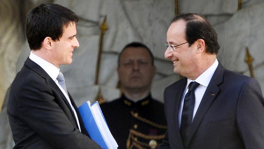 Le président François Hollande et le Premier ministre Manuel Valls sur le perron de l'Elysée, le 2 avril 2014