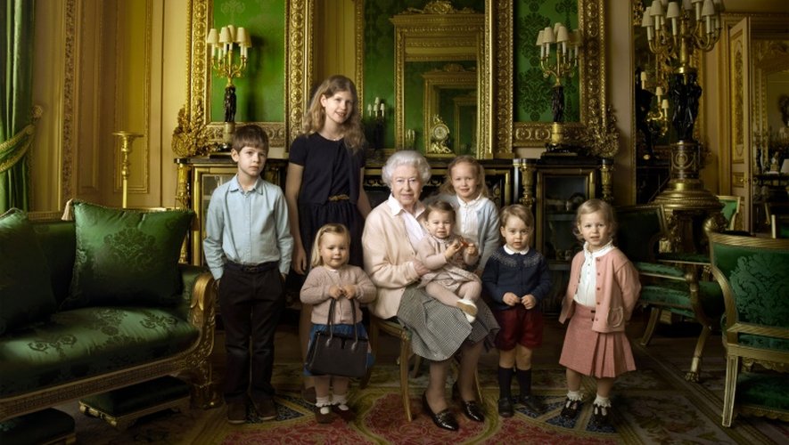 La reine  Elizabeth II entourée de arrière-petits-enfants le 20 avril 2016 au château de Windsor