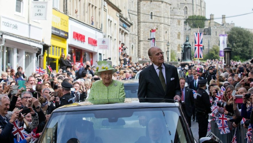 La reine Elizabeth II (centre g) accompagnée de son époux Philip lors d'une cérémonie à Windsor à l'occasion de ses 90 ans, le 21 avril 2016