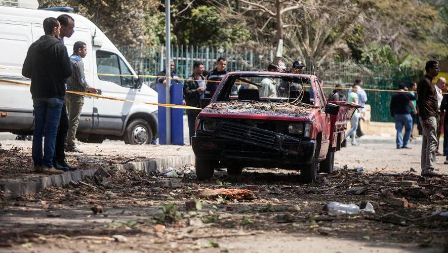 Sur les lieux d'un attentat au Caire le 2 avril 2014