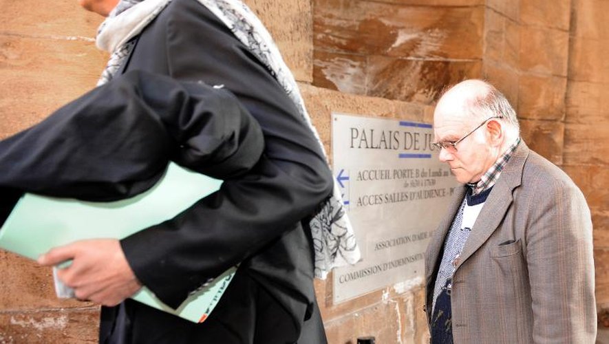 Henri Leclaire arrive au palais de justice de Metz avec son avocat Thomas Hellenbrand, le 1er avril 2014, avant son audition comme témoin dans l'affaire du double meurtre de Montigny-lès-Metz