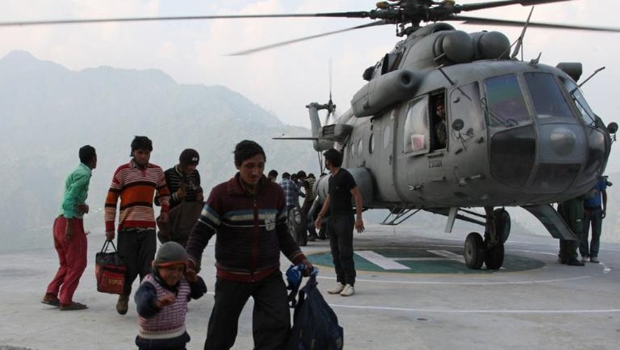 Photo fournie le 22 juin 2013 par le ministère indien de la Défense de personnes évacuées par hélicoptère dans le nord de l'Inde