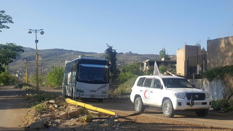 Un bus transportant des blessés quitte le 20 avril 2016 la ville assiégée de Madaya