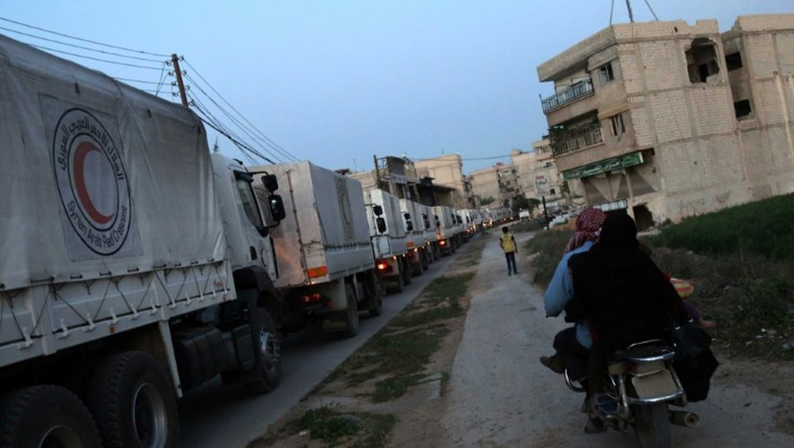 Les camions d'aide humanitaire du Croissant-Rouge syrien arrive à Saqba, le 19 avril 2016