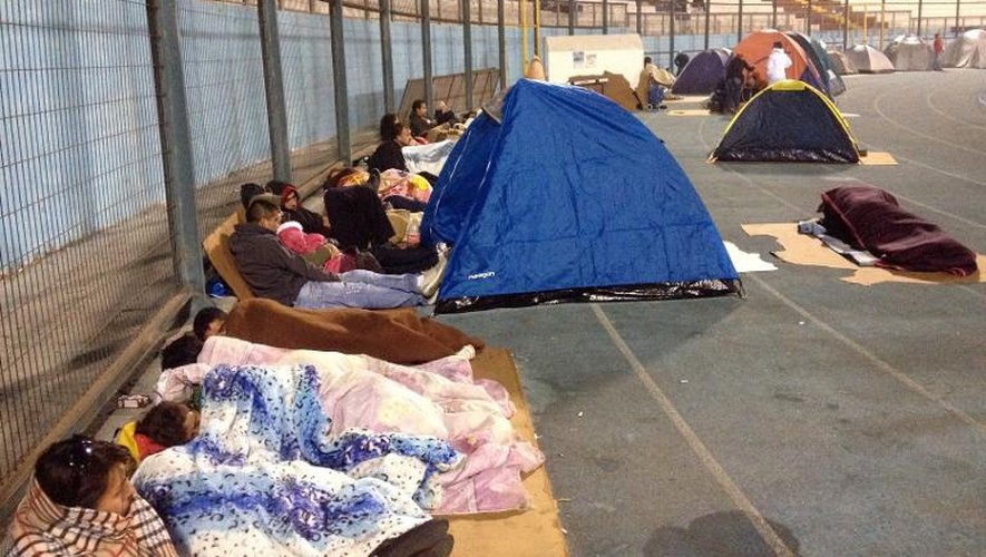 Des habitants se sont réfugiés dans un stade dans la crainte d'un tsunami à Iquique, au Chili, le 2 avril 2014, après un violent tremblement de terre