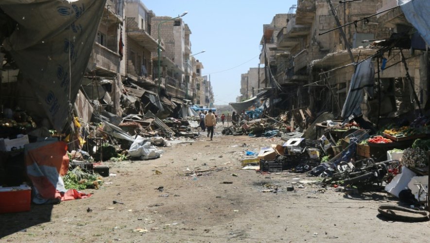 Un marché détruit  à Maaret al-Noomane, dans la province syrienne d'Idleb, après des frappes le 19 avril 2016