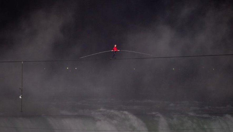 L'équilibriste américain Nik Wallenda traverse les chutes du Niagara, le 15 juin 2012 au Canada
