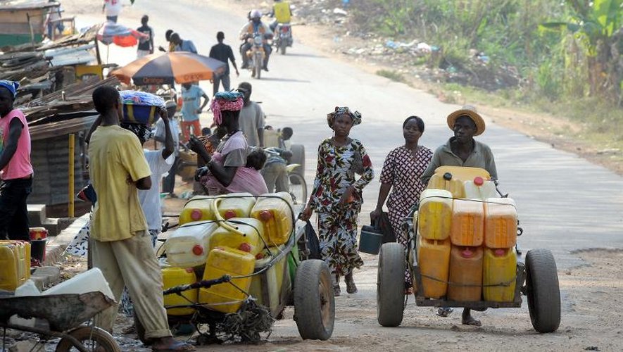 Des vendeurs de rue à Guéckédou, dans le sud de la Guinée, le 1er avril 2014