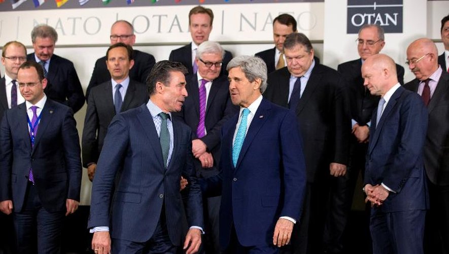 Le secrétaire général de l'Otan, Anders Fogh Rasmussen, et le secrétaire d'Etat américain John Kerry entourés des ministres des Affaires étrangères des pays de l'Otan, à Bruxelles le 2 avril 2014