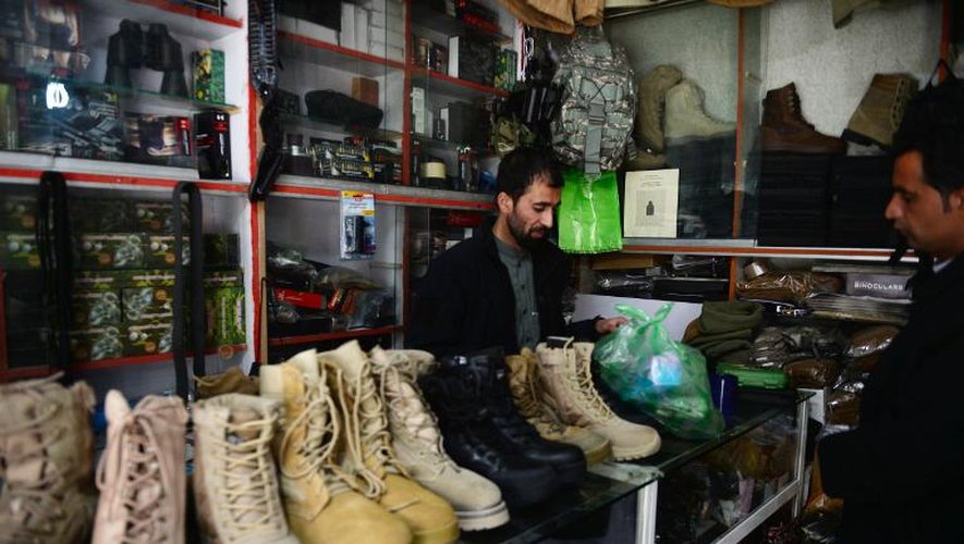 Une boutique de surplus militaire dans le Bush market de Kaboul, le 1er avril 2014