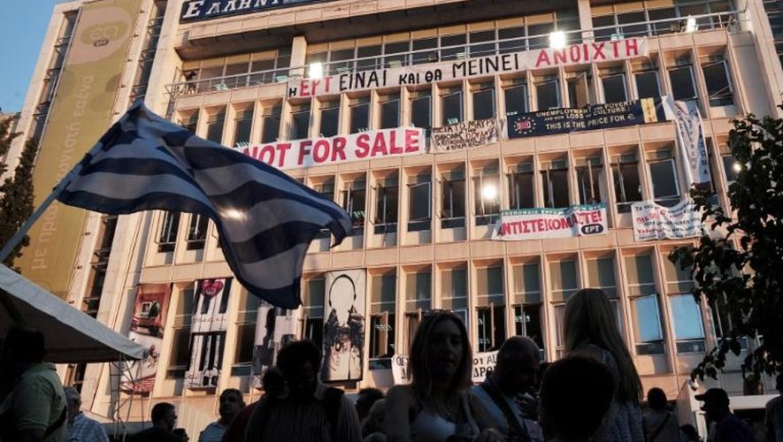 Des manifestants se rassemblent, le 19 juin 2013 à Athènes, devant le siège de l'ERT
