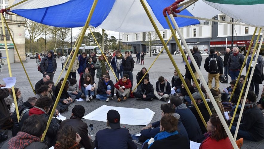 Des dizaines de personnes prennent part au mouvement Nuit Debout, à Nantes dans l'ouest de la France, le 6 avril 2016