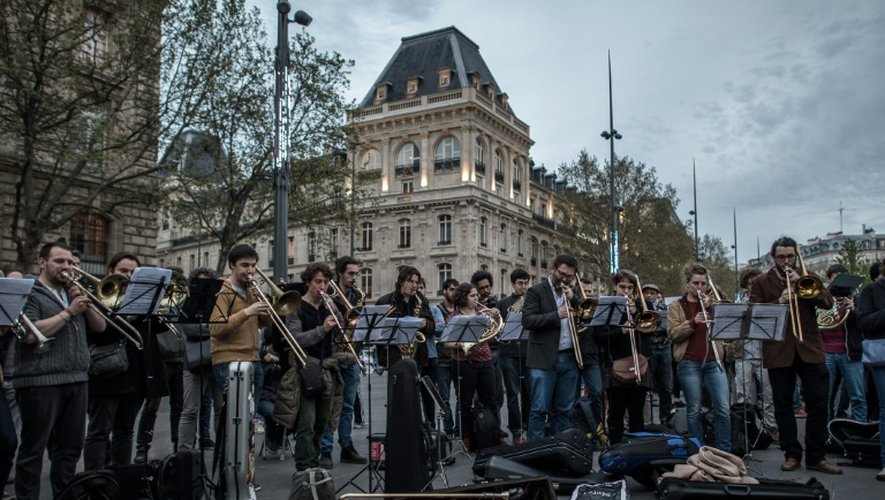 Des musiciens joue la Symphonie du Monde, lors d'un rassemblement du mouvement Nuit Debout, place de la République à Paris le 20 avril 2016