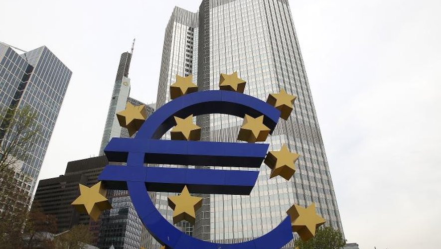 Le logo de l'euro en face de la Banque centrale européenne (BCE), à Francfort, en Allemagne