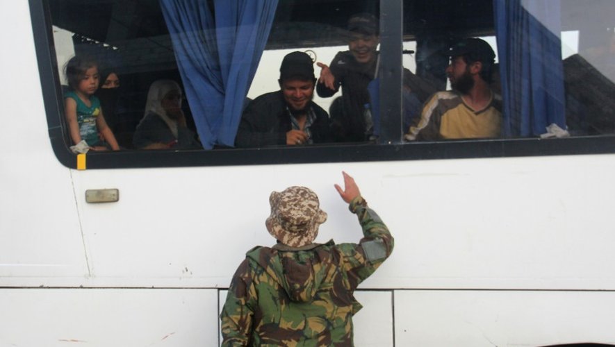 Un bus évacue des habitants de Zabadani et Madaya en Syrie, le 21 avril 2016